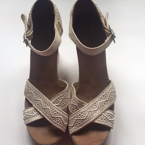 TOMS Nude Lace Wedges - Picture 3 of 5